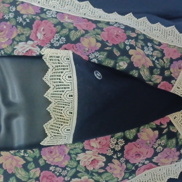 Brittany Nicole large flower Collar Top with Buttons Size Small - Picture 3 of 7